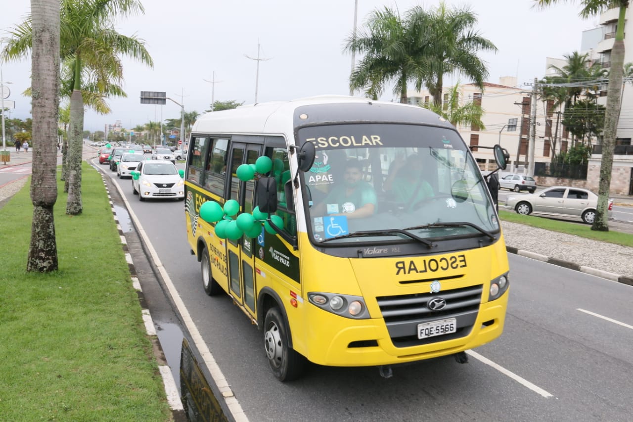 Segunda-feira começa agitada com carreata consciente da APAE