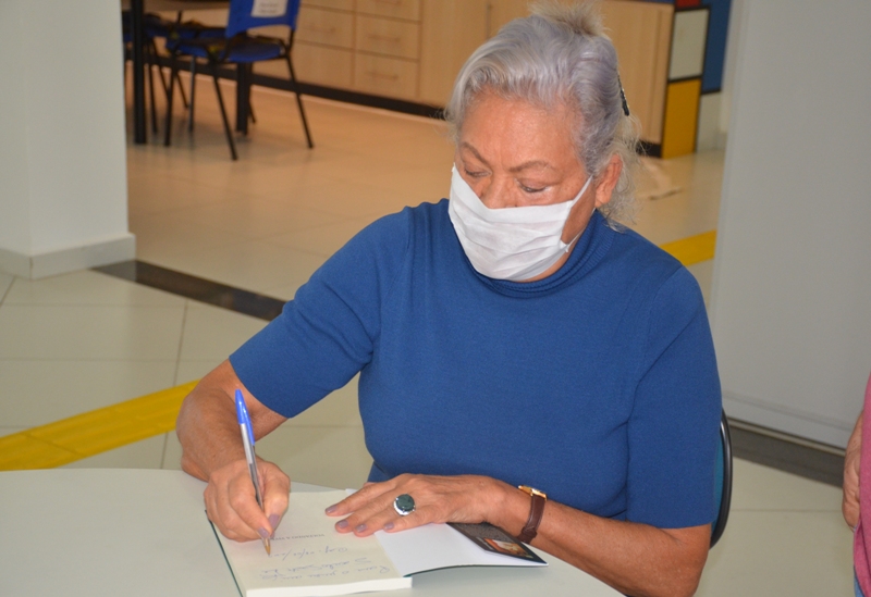 Autora Elilde Browning faz doação de cópias autografadas de seu novo livro ‘Voltando a Viver’ para Biblioteca Municipal Afonso Schmidt