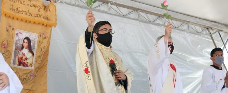 Festa de Santa Terezinha tem missa campal no Complexo do Camaroeiro, em Caraguatatuba