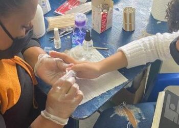 Moradoras do residencial Nova Caraguá II concluem curso de Manicure e recebem kit de trabalho