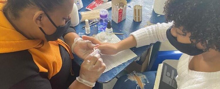 Moradoras do residencial Nova Caraguá II concluem curso de Manicure e recebem kit de trabalho