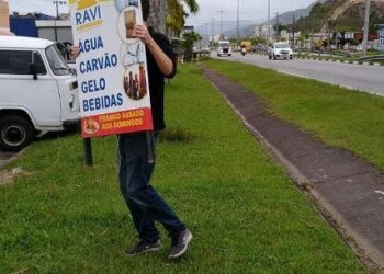 Prefeitura de Caraguatatuba orienta comerciantes sobre placas publicitárias colocadas em locais irregulares