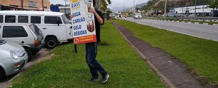 Prefeitura de Caraguatatuba orienta comerciantes sobre placas publicitárias colocadas em locais irregulares