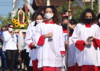 Missa Campal para Santa Terezinha, em Caraguatatuba, reúne cerca de 250 fieis no Complexo Turístico do Mirante do Camaroeiro