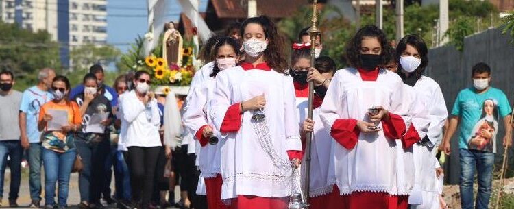 Missa Campal para Santa Terezinha, em Caraguatatuba, reúne cerca de 250 fieis no Complexo Turístico do Mirante do Camaroeiro