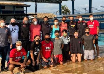 Nadadores do Centro de Excelência do SESI treinam em Caraguatatuba