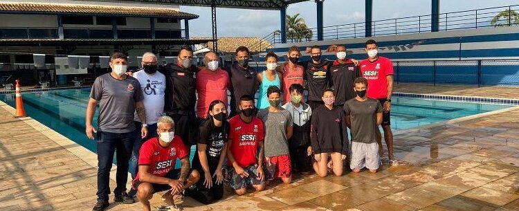 Nadadores do Centro de Excelência do SESI treinam em Caraguatatuba
