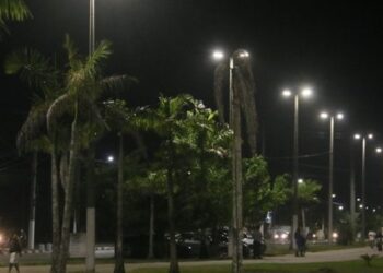 Prefeitura de Caraguatatuba entrega dois pontos de iluminação no bairro Travessão