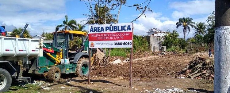 Prefeitura de Caraguatatuba retira materiais de área pública no Jardim Britânia