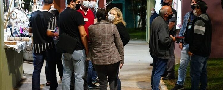 Secretaria de Turismo fiscaliza e orienta artesãos da Feira de Artesanato de Caraguatatuba