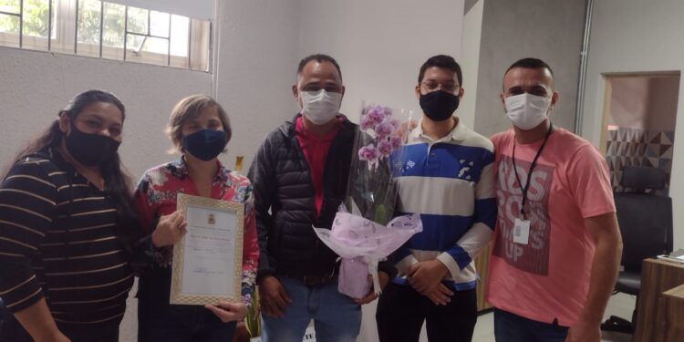 Vereador Dé Construtor homenageia Dra. Gisele Kemp