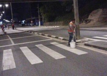 Prefeitura de Caraguatatuba faz pintura de guias durante a madrugada na rodovia