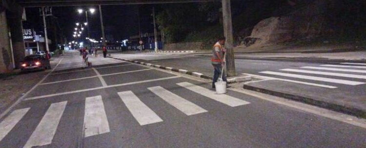 Prefeitura de Caraguatatuba faz pintura de guias durante a madrugada na rodovia