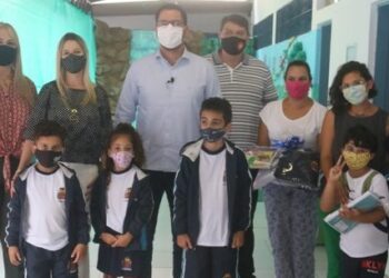 Caraguatatuba inicia entrega de mais de 20 mil kits de uniformes e materiais escolares