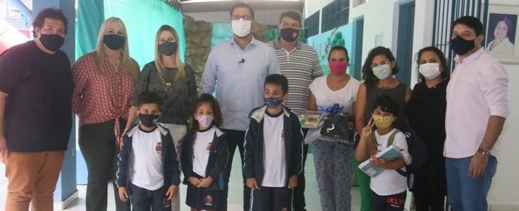 Caraguatatuba inicia entrega de mais de 20 mil kits de uniformes e materiais escolares