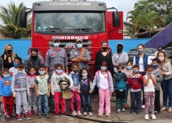 Escola de Caraguatatuba recebe visita de bombeiros dentro da programação da FLIC 2021