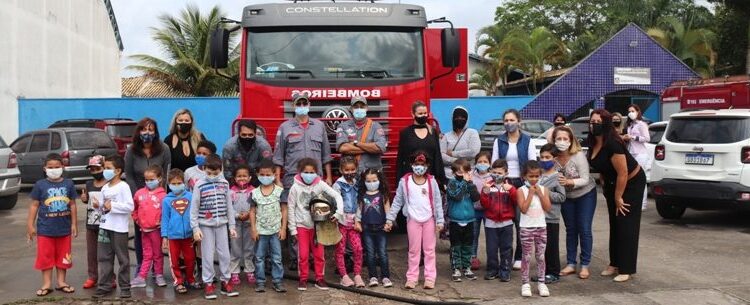 Escola de Caraguatatuba recebe visita de bombeiros dentro da programação da FLIC 2021