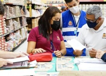 Procon de Caraguatatuba e Vigilância Sanitária aplicam mais de R$ 220 mil de multas em mercado  O Procon de Caraguatatuba e Vigilância Sanitária, da Secretaria de Saúde, fizeram oper