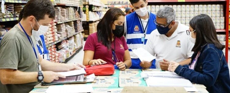 Procon de Caraguatatuba e Vigilância Sanitária aplicam mais de R$ 220 mil de multas em mercado  O Procon de Caraguatatuba e Vigilância Sanitária, da Secretaria de Saúde, fizeram oper