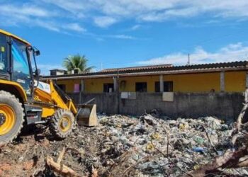 CCZ e Sesep retiram quase 15 toneladas de lixo de antigo depósito de reciclagem no Perequê-Mirim