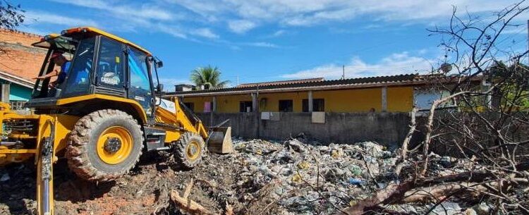 CCZ e Sesep retiram quase 15 toneladas de lixo de antigo depósito de reciclagem no Perequê-Mirim
