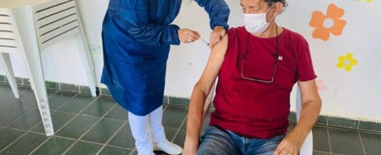 Idosos das Instituições de Longa Permanência começam receber terceira dose contra Covid-19