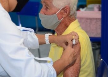 Idosos recebem terceira dose da vacina e adolescentes de 12 a 17 anos a primeira a partir de quarta