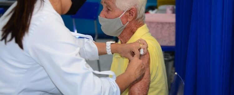 Idosos recebem terceira dose da vacina e adolescentes de 12 a 17 anos a primeira a partir de quarta