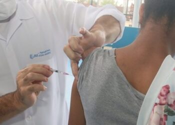 Caraguatatuba começa vacinar adolescentes de 12 a 15 anos e aplica dose de reforço em idosos