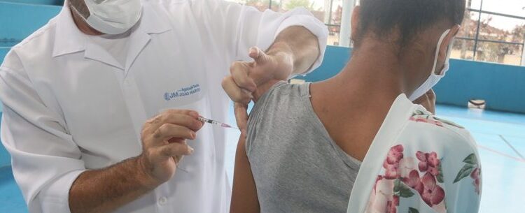 Caraguatatuba começa vacinar adolescentes de 12 a 15 anos e aplica dose de reforço em idosos