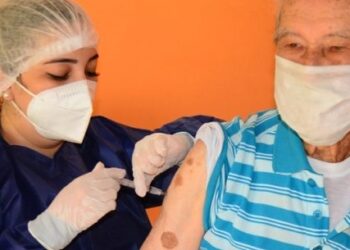 Terceira dose: Caraguatatuba vacina idosos com mais de 80 anos a partir desta quarta