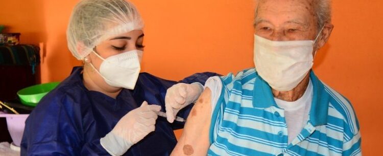 Terceira dose: Caraguatatuba vacina idosos com mais de 80 anos a partir desta quarta