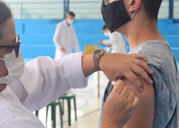 Vacinação contra Covid-19 continua para adultos e adolescentes em Caraguatatuba