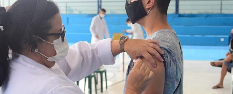 Vacinação contra Covid-19 continua para adultos e adolescentes em Caraguatatuba