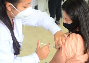 Caraguatatuba aguarda novas doses para continuar vacinação da população maior de 18 anos contra Covid-19