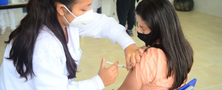 Caraguatatuba aguarda novas doses para continuar vacinação da população maior de 18 anos contra Covid-19