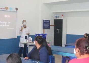 Moradoras do residencial Nova Caraguá II participam de curso de Design de Sobrancelha do SESI
