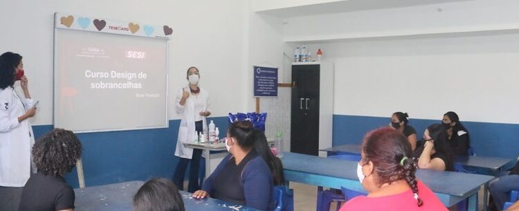 Moradoras do residencial Nova Caraguá II participam de curso de Design de Sobrancelha do SESI