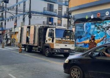 Prefeitura de Caraguatatuba troca e revitaliza sinalização viária na cidade