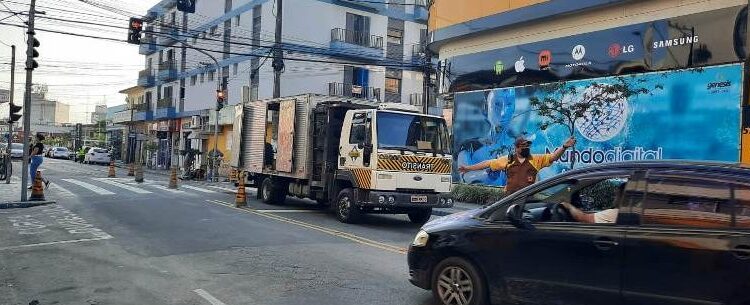 Prefeitura de Caraguatatuba troca e revitaliza sinalização viária na cidade