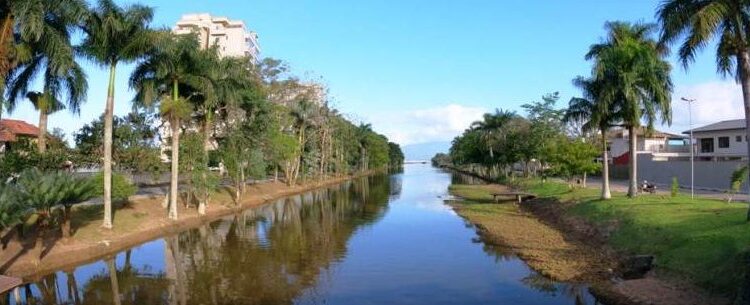 Prefeitura realiza mutirão de limpeza nas margens do Rio Santo Antônio