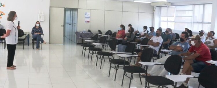 Permissionários do Entreposto de Pesca do Camaroeiro recebem treinamento da Vigilância Sanitária