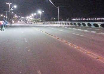 Prefeitura de Caraguatatuba realiza pintura de guias na Avenida da Praia durante a madrugada