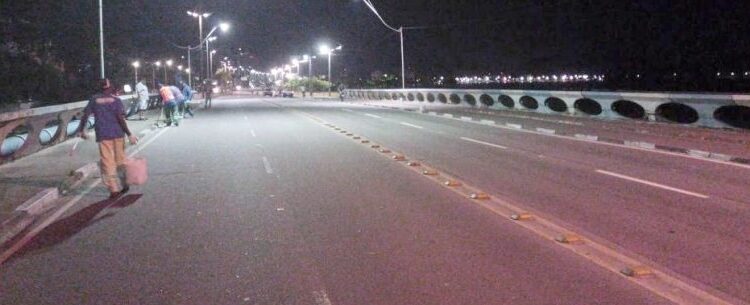 Prefeitura de Caraguatatuba realiza pintura de guias na Avenida da Praia durante a madrugada