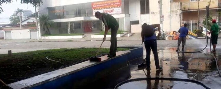 Prefeitura de Caraguatatuba realiza lavagem de praças públicas