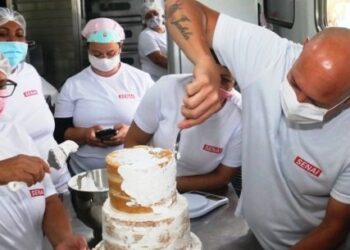 Alunos finalizam curso com produção de bolo para casamento