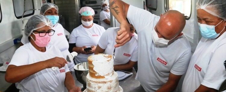 Alunos finalizam curso com produção de bolo para casamento