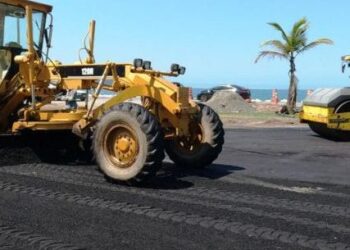 Prefeitura de Caraguatatuba faz recapeamento asfáltico em via de acesso na marginal do Massaguaçu