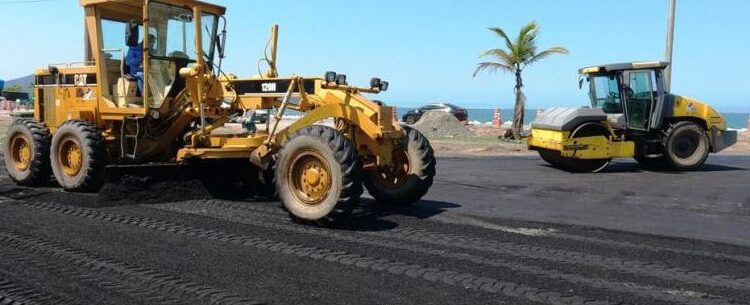 Prefeitura de Caraguatatuba faz recapeamento asfáltico em via de acesso na marginal do Massaguaçu