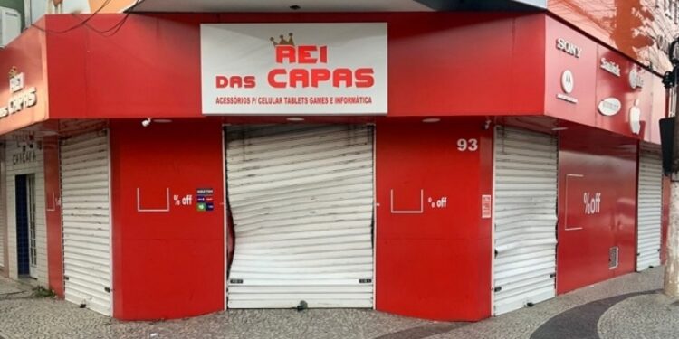 Lojas no Centro de Caraguá são alvos de vandalismo durante ‘fluxo’ nesta madrugada